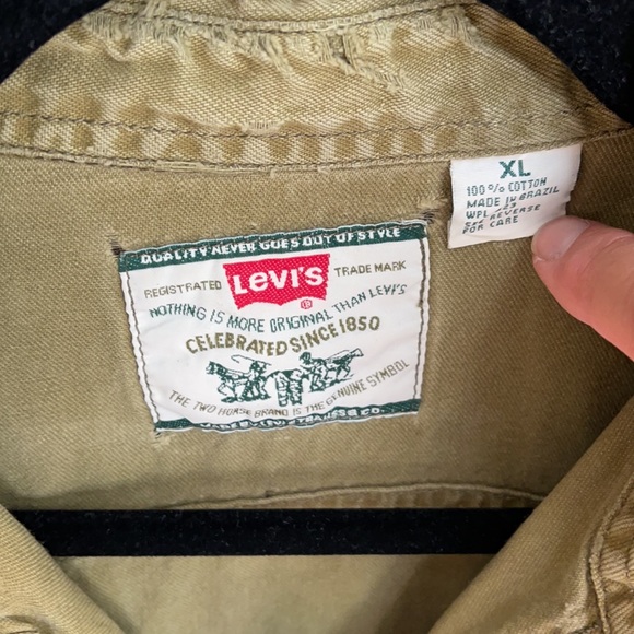 🛑SOLD🛑 Distressed Levi’s Work Shirt XL - Picture 2 of 3